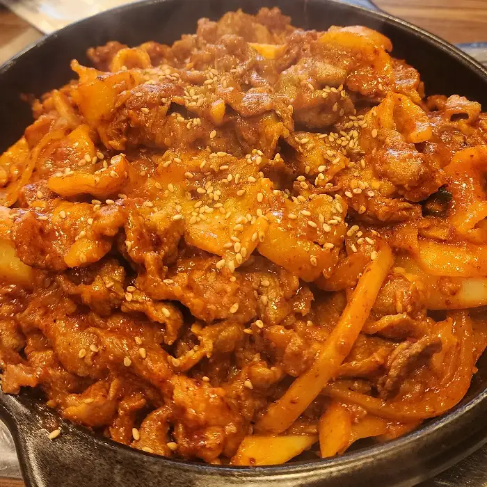 제육볶음의 근접 사진. 깨가 뿌려져 있어 고소함을 더합니다.