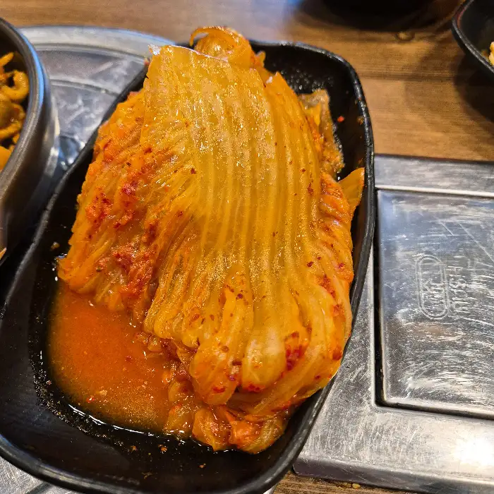 김치가 먹음직스럽게 담겨 있는 모습