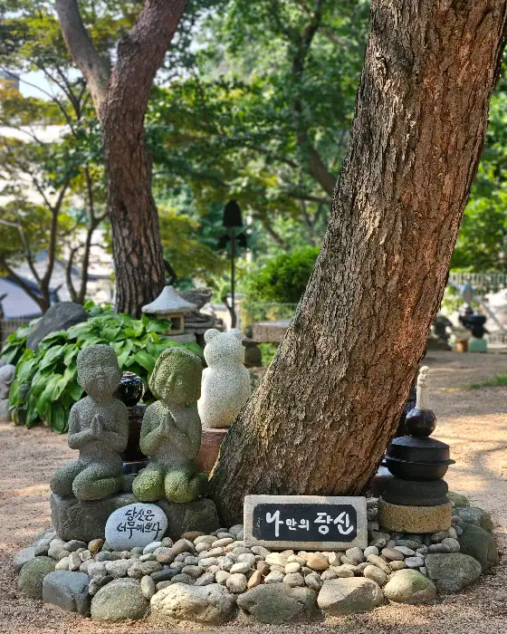 동해막국수 정원의 다양한 조각상과 자연 경관