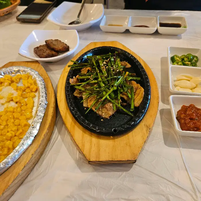 상화식당의 삼겹살 구이와 곁들임 반찬