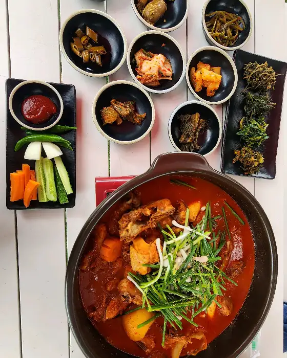 푸짐하게 나온 감자전과 비빔냉면
