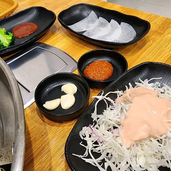 다양한 곁들임 반찬과 소스