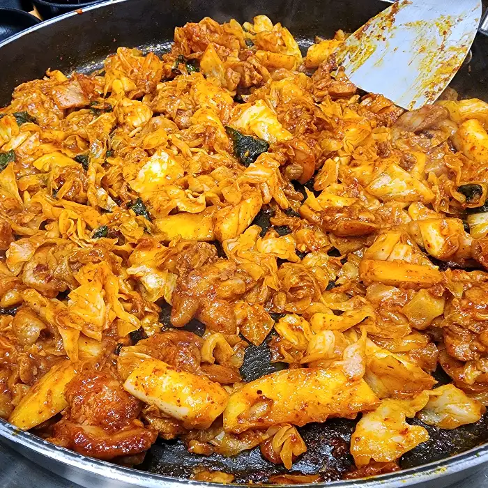 다양한 재료가 푸짐하게 담긴 깻잎닭갈비