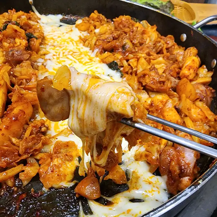 치즈를 듬뿍 얹어 한입 가득 먹는 깻잎닭갈비