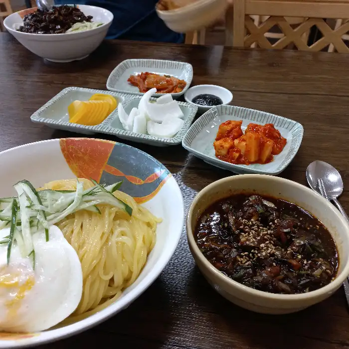 짜장면과 곁들임 메뉴