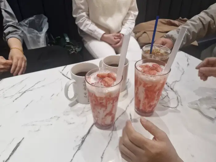 빽다방에서 제공하는 커피와 과일 음료