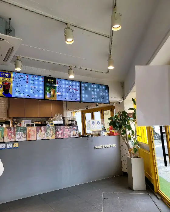 빽다방 정읍터미널점 내부 카운터와 식물