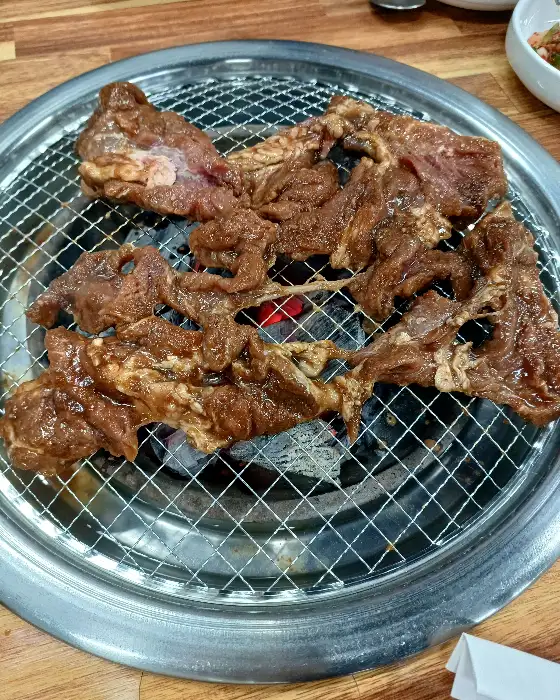 숯불 위에서 맛있게 구워지고 있는 금정정육식당의 양념 돼지갈비