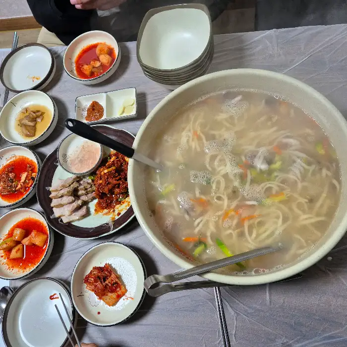 다양한 반찬과 함께 푸짐하게 차려진 보쌈정식 한상