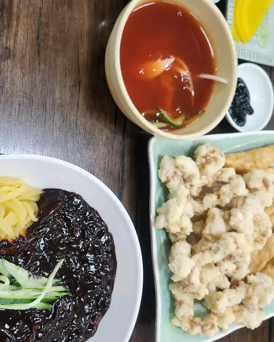 새빨간 짬뽕 국물과 갓 만든 면발, 그리고 탕수육