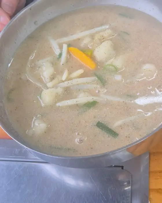 옹심이와 감자채가 든 옹심이 칼국수