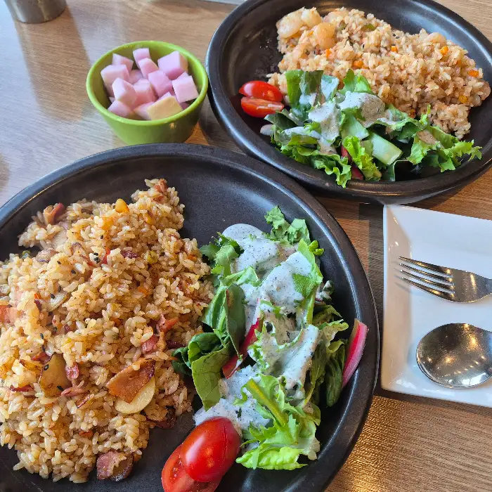 두 개의 접시에 담긴 맛있는 필라프와 샐러드