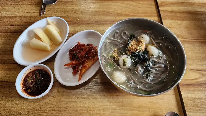 옹심이 칼국수와 곁들임 찬