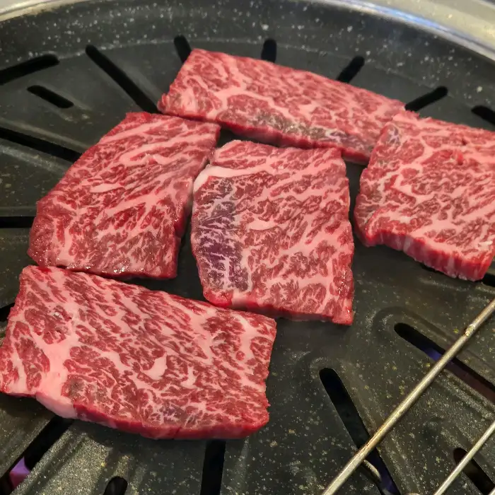 불판 위에서 맛있게 익어가는 소고기