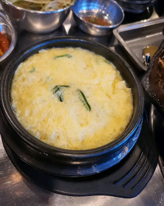 부드럽게 익혀진 계란찜이 담긴 뚝배기의 모습