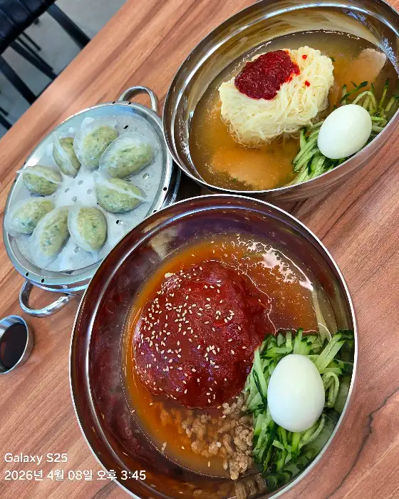 잘 차려진 밀면과 만두 한 상