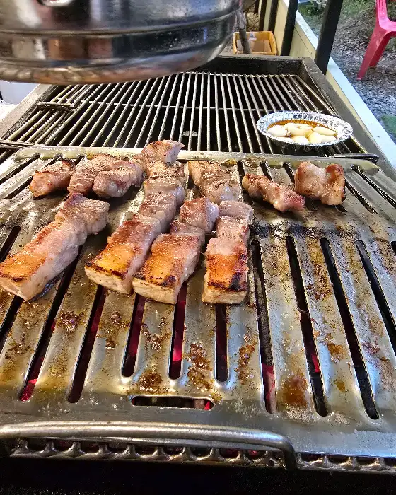 산앤들 야외에서 지글지글 구워지고 있는 두툼한 삼겹살