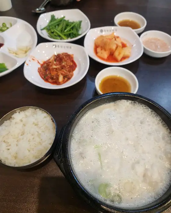 밥 한 공기와 함께 나온 순대국밥 클로즈업 샷