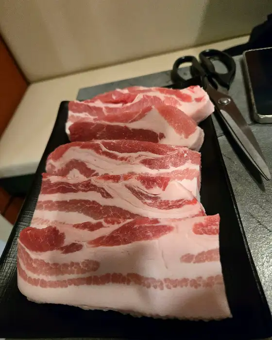 신선한 삼겹살이 두툼하게 썰려 나온 모습