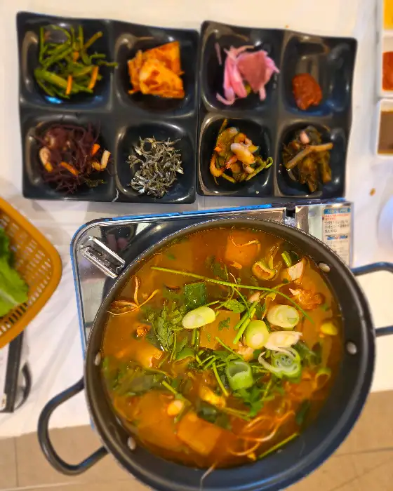 상화식당 완도한상 차림의 일부, 매운탕과 여러 가지 반찬