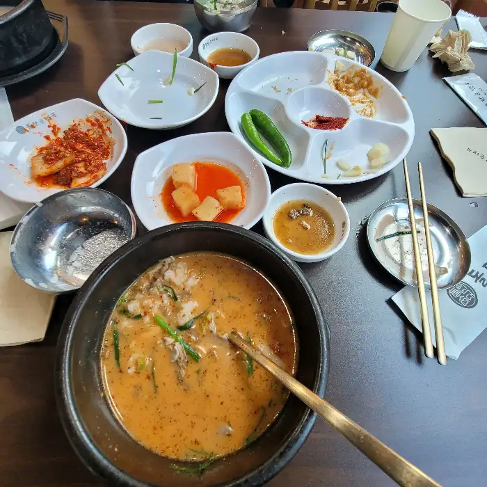 다양한 메뉴와 함께 차려진 푸짐한 식탁 모습