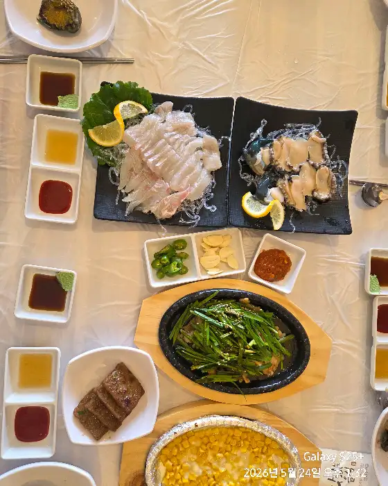 상화식당의 전복회, 전복구이, 생선회 및 곁들임 찬