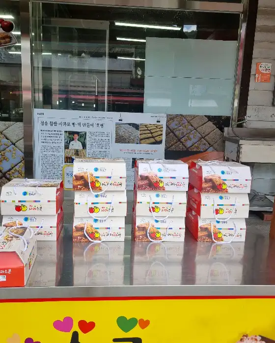 매장 앞에 쌓여 있는 여러 개의 선물 상자들