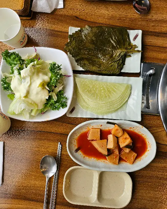 다양한 곁들임 반찬과 신선한 샐러드가 준비된 등대숯불장어 한상차림