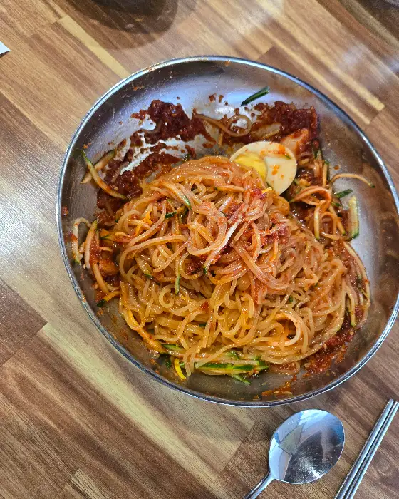 먹음직스러운 비빔밀면 모습