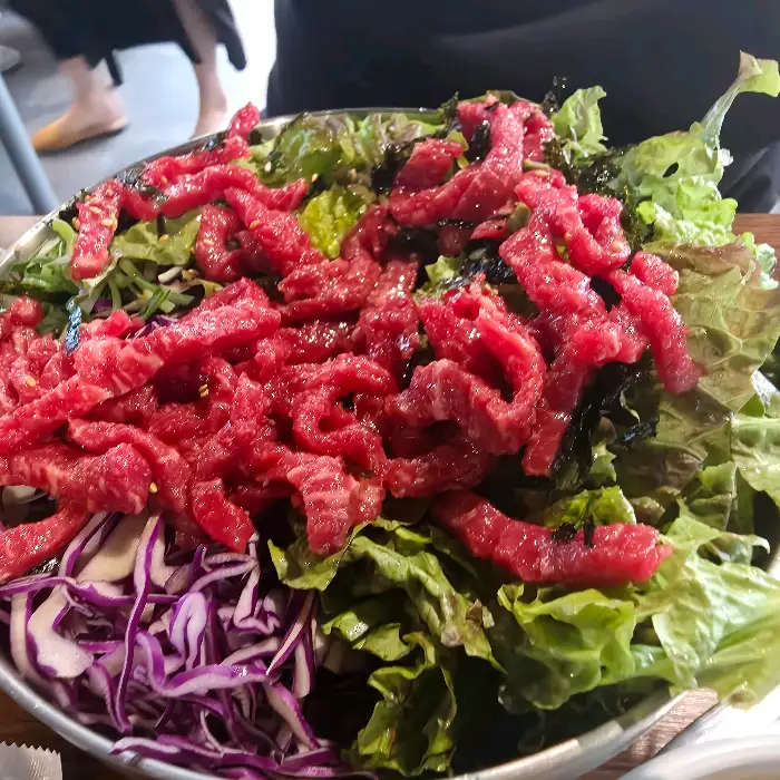 신선한 육회와 채소가 듬뿍 담긴 비빔밥