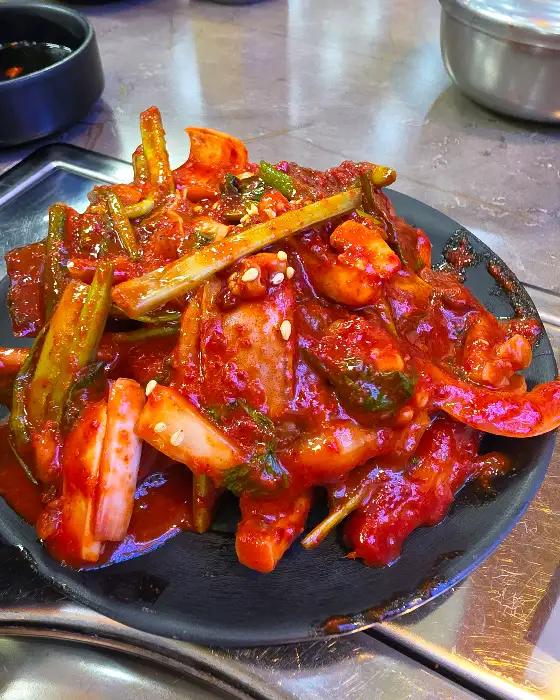 매콤달콤한 양념에 버무려진 오징어 무침