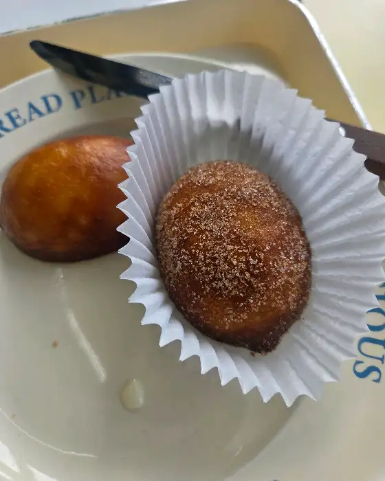 버터떡과 빵 조각이 담긴 접시