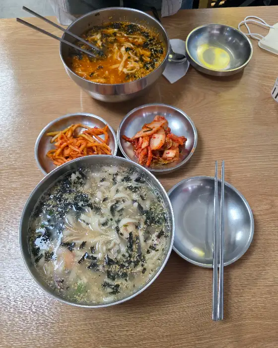 다양한 칼국수 메뉴와 곁들임 음식이 함께 나온 상차림