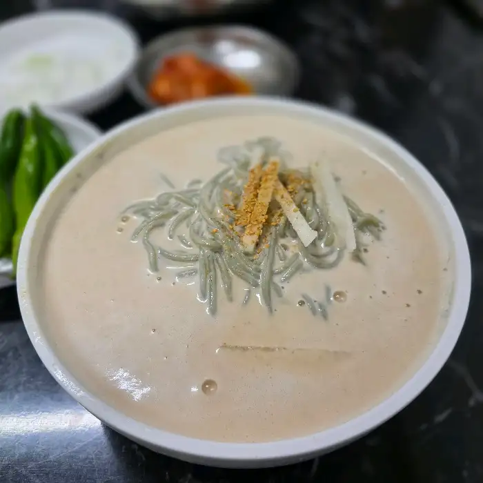 그릇에 담긴 콩국수 근접 촬영