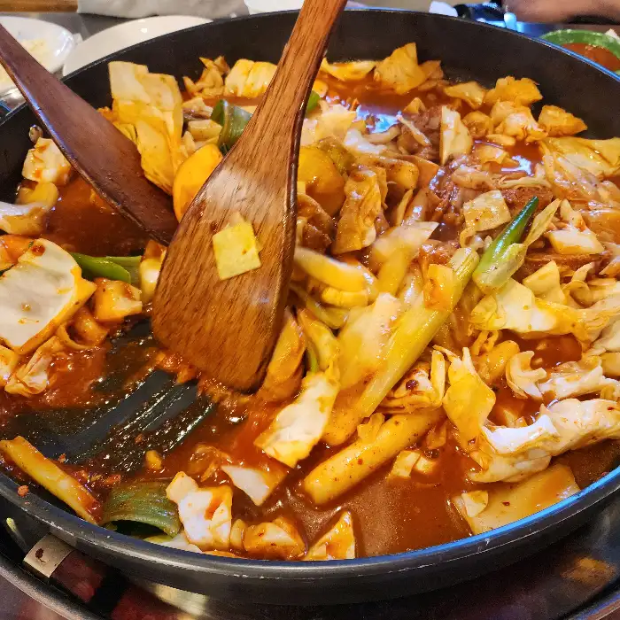 닭갈비 볶는 모습