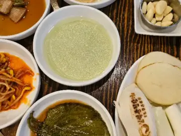 일백풍천민물장어 화명본점의 신선한 쌈 채소와 곁들임 반찬
