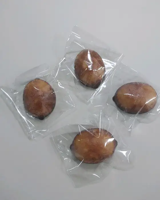 투명한 포장지에 담긴 여러 개의 버터떡