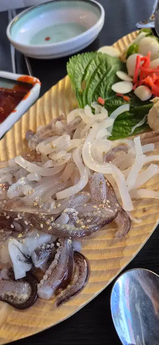 다양한 메뉴가 준비된 술빛바다 테이블