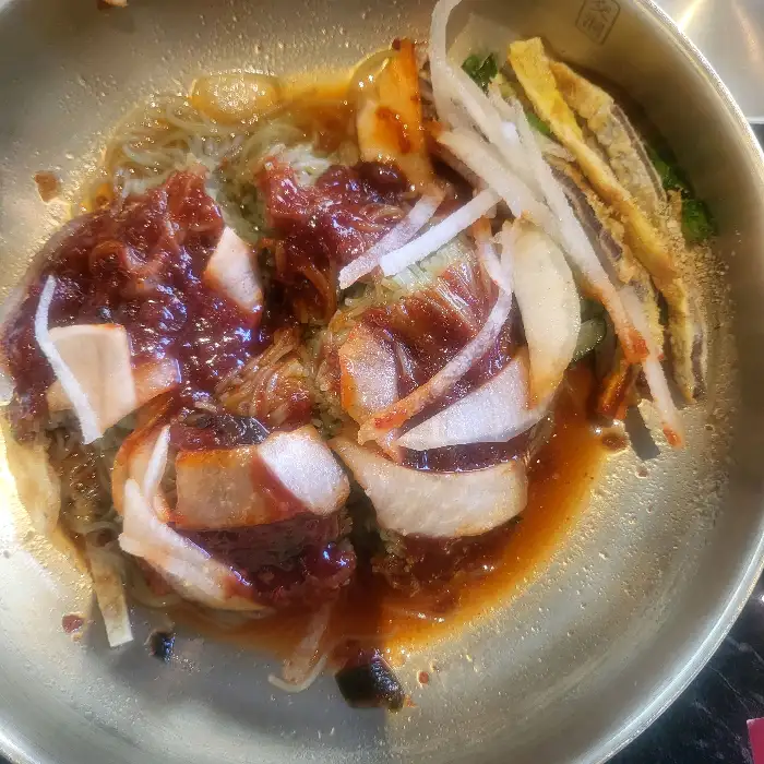 교동면옥 용인수지점의 육전 비빔냉면