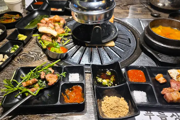 푸짐하게 차려진 고기 한상과 곁들임
