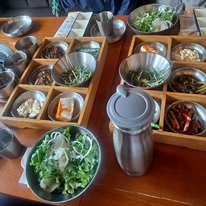 다양한 종류의 밑반찬이 차려진 테이블