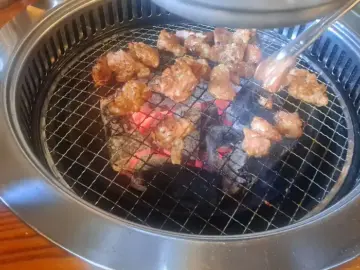 참나무 숯불 위에서 익어가는 두툼한 갈비
