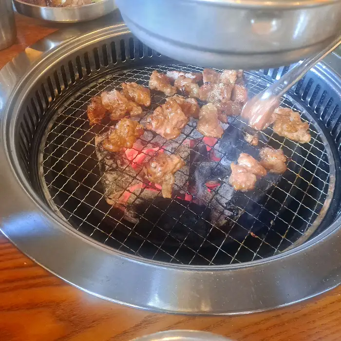 참나무 숯불 위에서 익어가는 두툼한 갈비