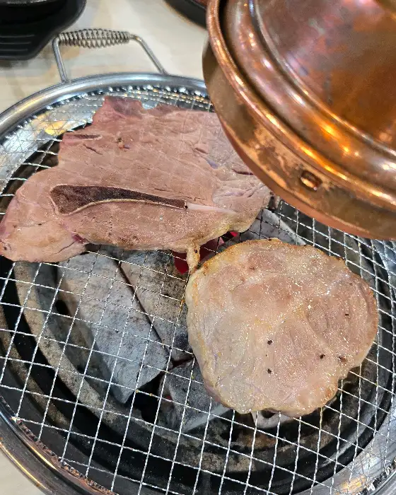 명륜진사갈비 김해장유점 숯불 위에서 구워지는 갈비