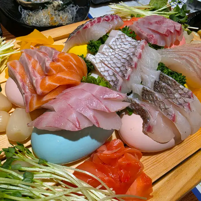 싱싱한 연어회와 다른 생선회