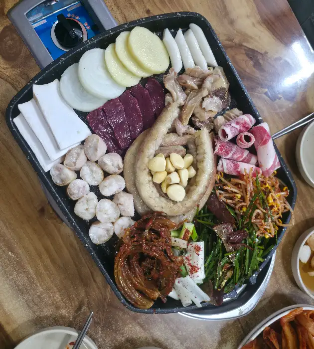 정갈하게 차려진 황소돌곱창 모듬구이