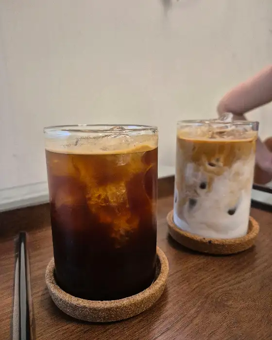 새참커피 아이스 아메리카노와 라떼