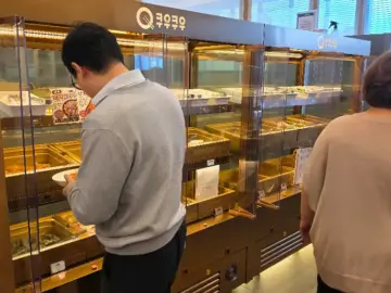 쿠우쿠우 골드 민락점의 신선한 초밥과 롤 코너