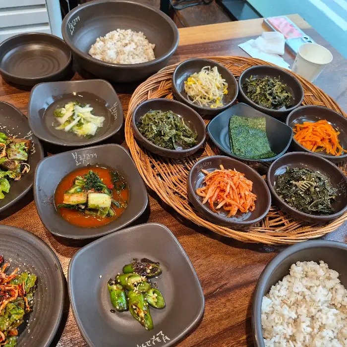 다양한 밑반찬과 메인 메뉴가 함께 나온 상차림