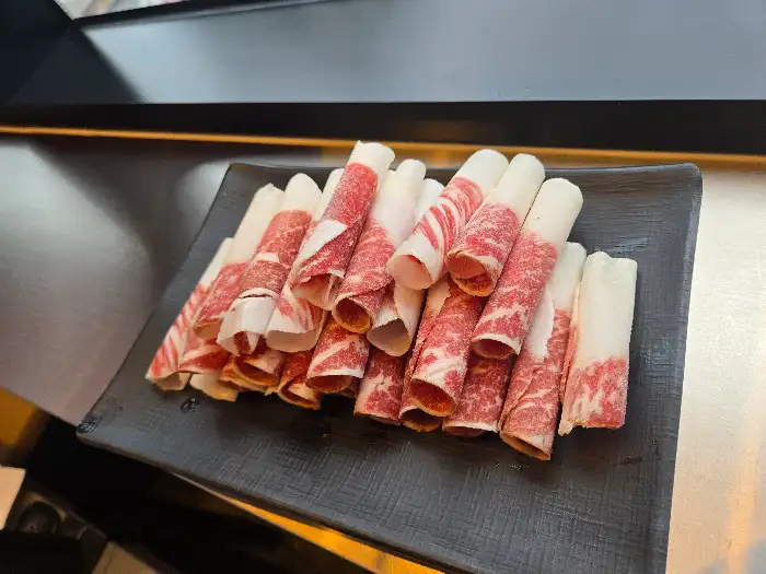 먹기 좋게 돌돌 말려 나온 소고기 롤